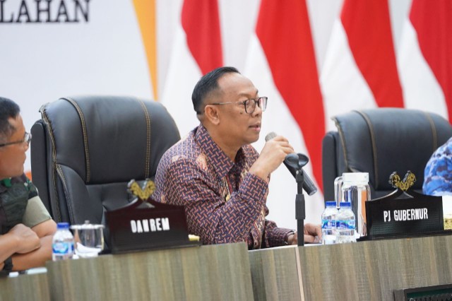 Pj Gubri, Rahman Hadi saat memimpin Rakor Penanganan Karhutla (foto/Yuni)